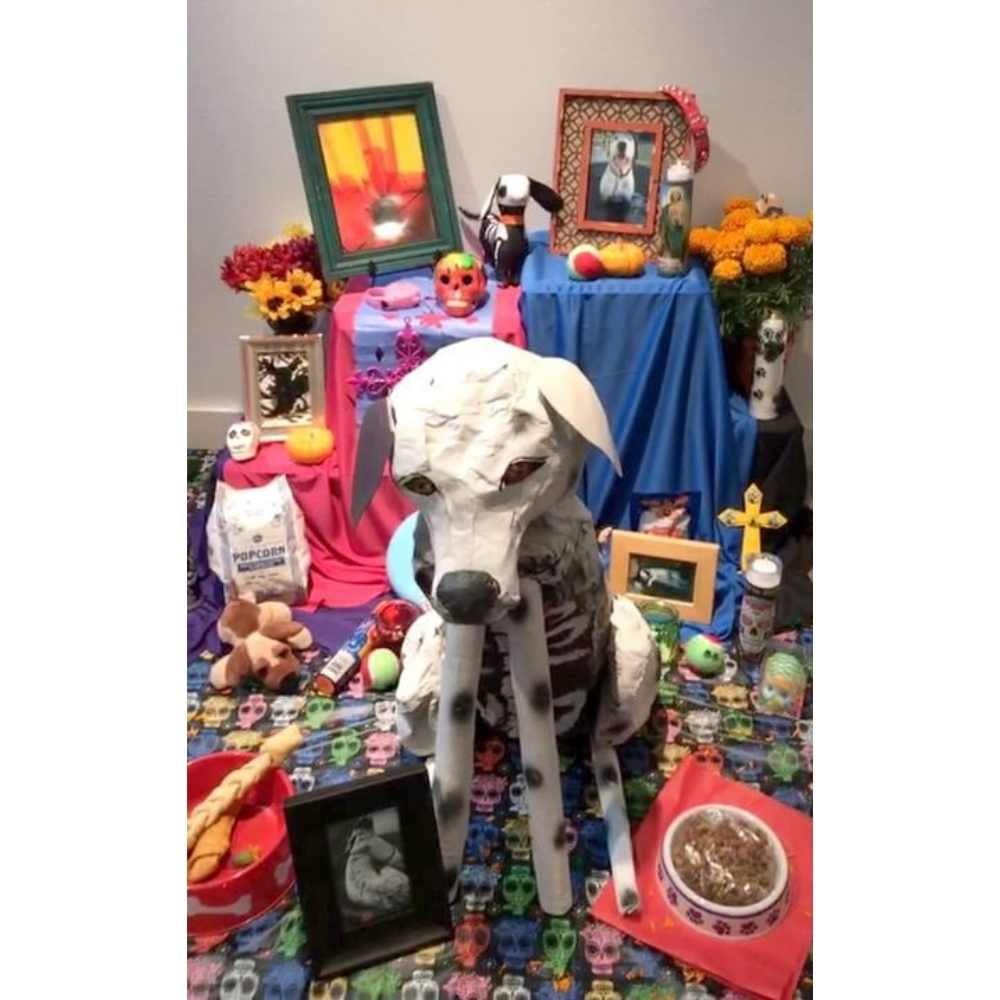 Ofrenda con perro de papel maché