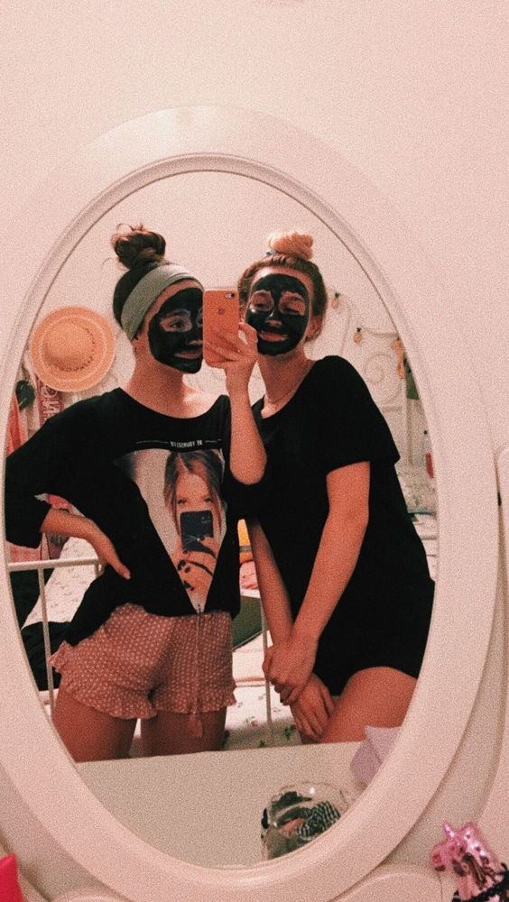 Las amigas se cuidan entre ellas amigas-que se cuidan-con-mascarilla