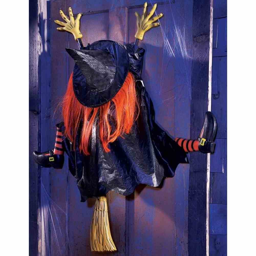 Brujita estampada en la puerta Brujita estrellada en puerta
