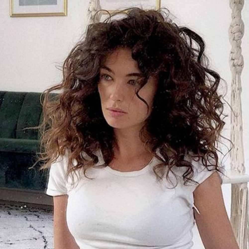 5 formas de llevar el corte midi rizado al estilo de Salma Hayek 2