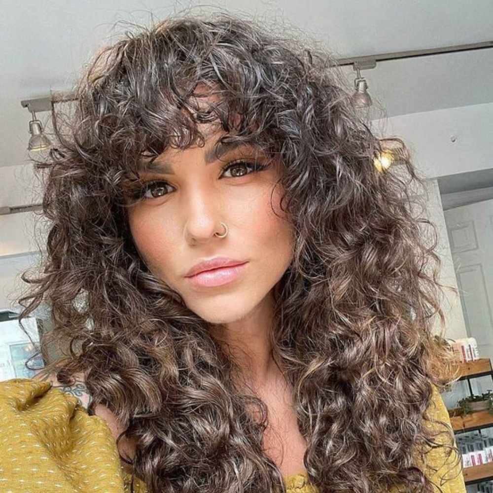 5 formas de llevar el corte midi rizado al estilo de Salma Hayek 3