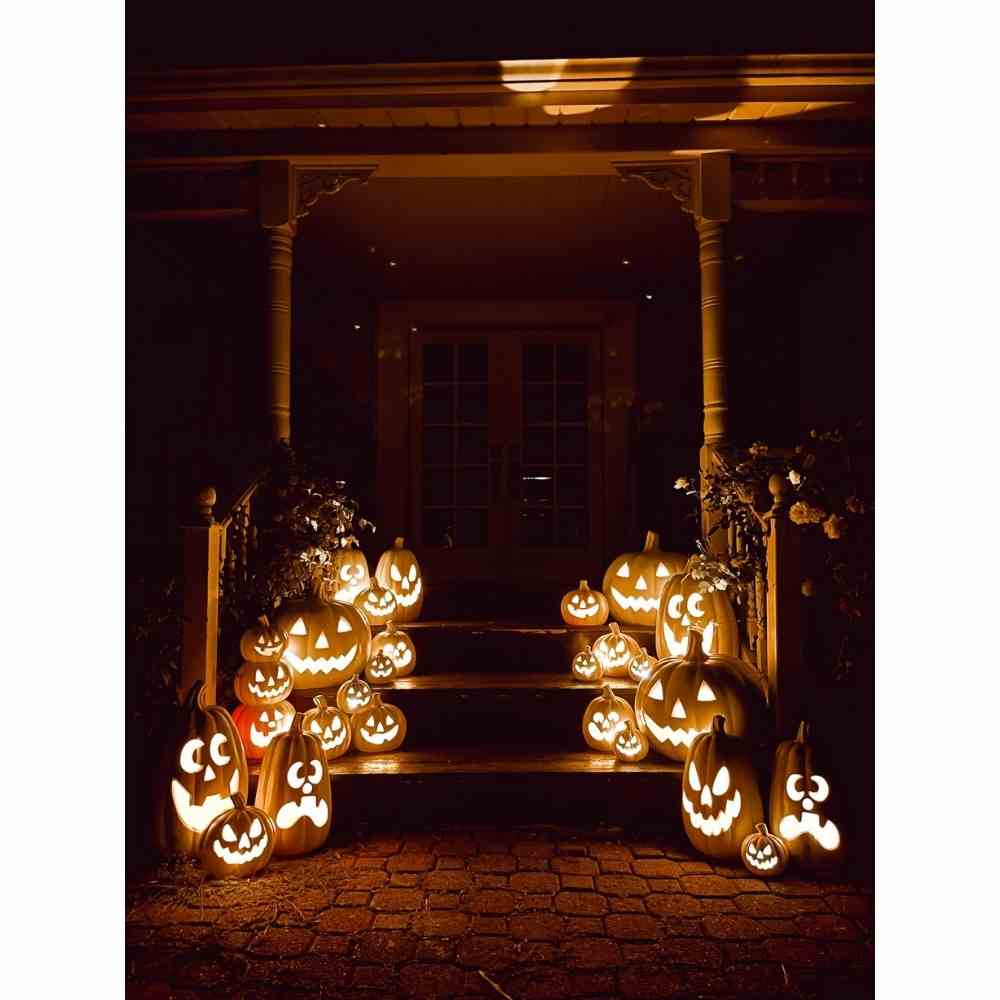 Puerta de entrada decorada con calabazas iluminadas