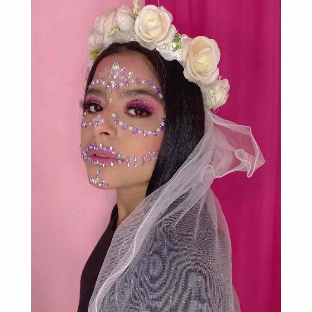 Maquillaje de catrina con piedritas faciales