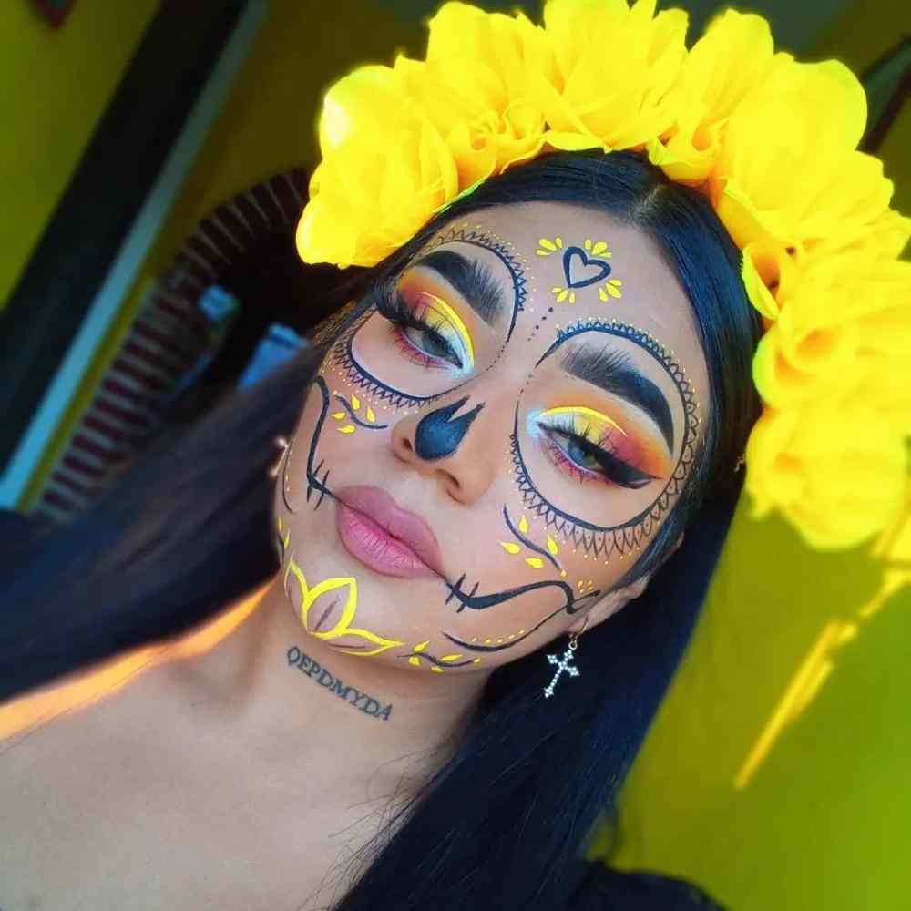 Maquillaje de catrina en color amarillo