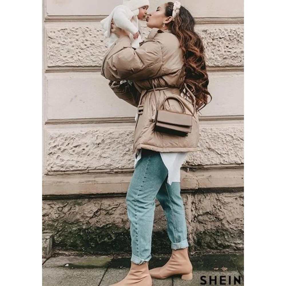 abrigo de edredón con cinturón con bolsillo con solapa de MOTF Chamarra color beige tipo abrigo de Shein