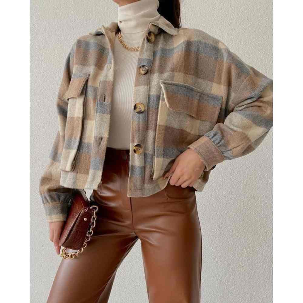  Chaqueta de franela, cuello alto y pantalón estilo piel