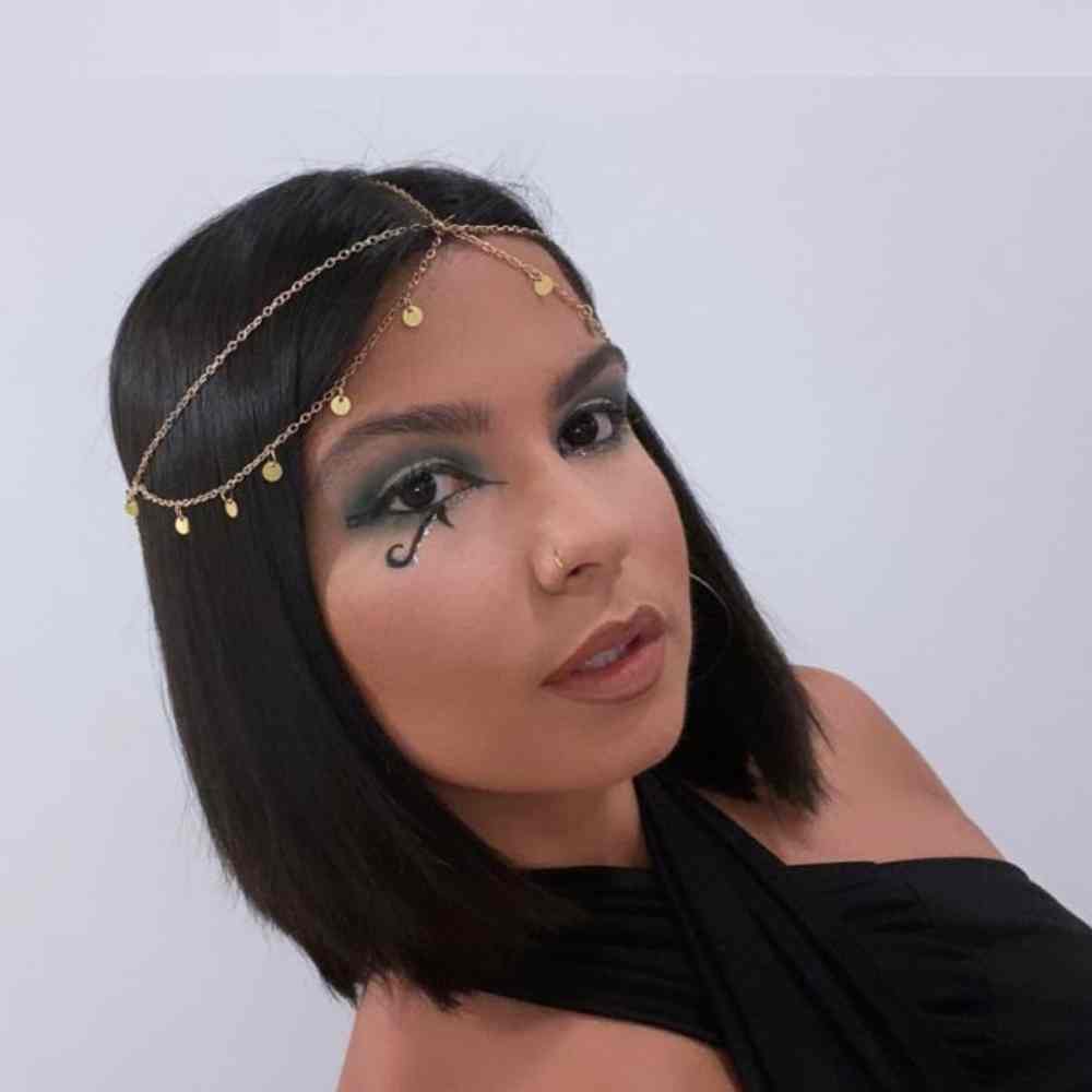Peinado lacio en cabello corto para disfraz de Cleopatra