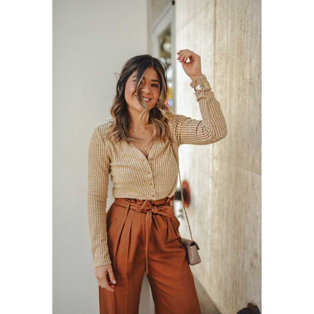 Outfit con blusa de botones en cuello V y pantalon paper bag en color shedron