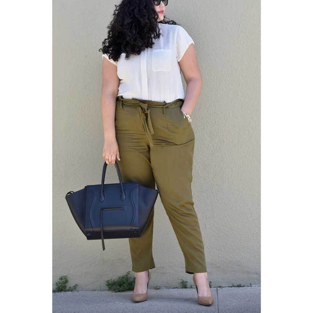 outfit de pantalor paper bag verde olivo con camisa blanca de manga corta