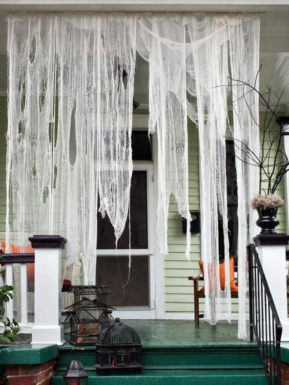 decoración de casa para halloween de telaraña