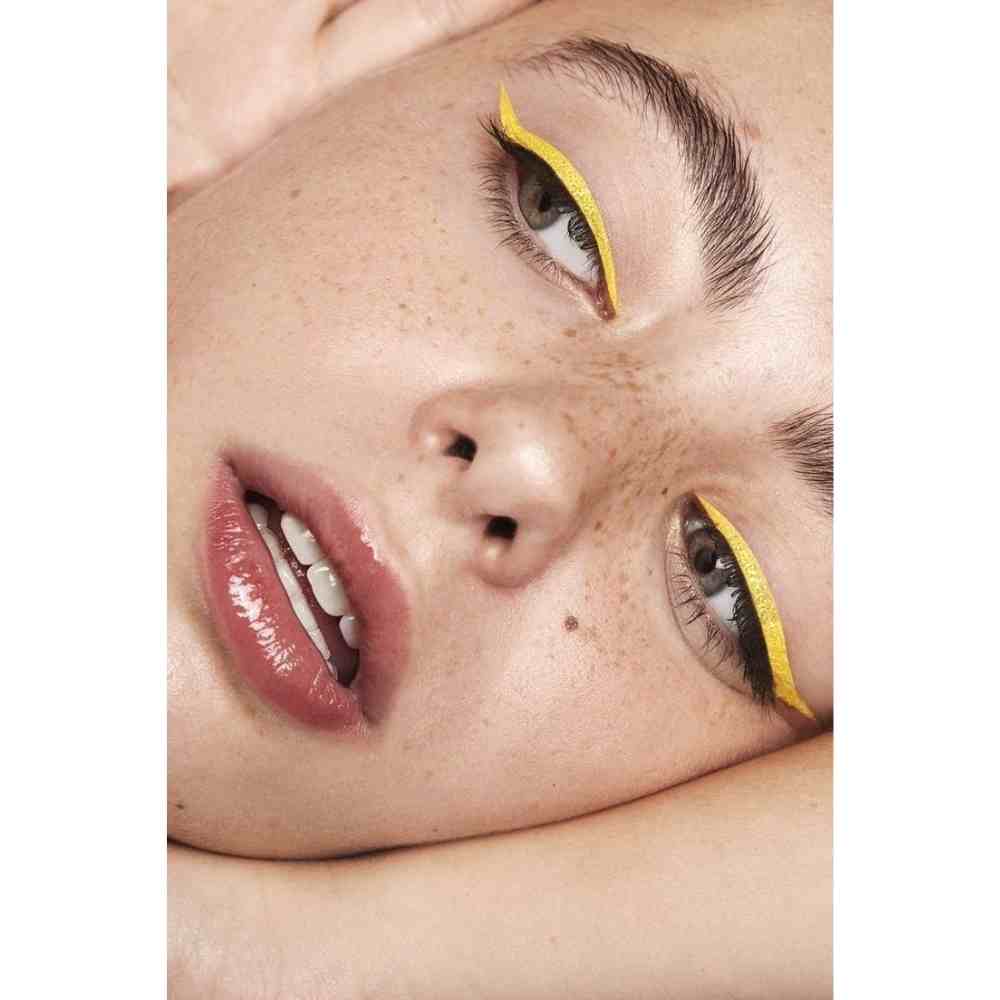 Maquillaje de delineado cat eye amarillo