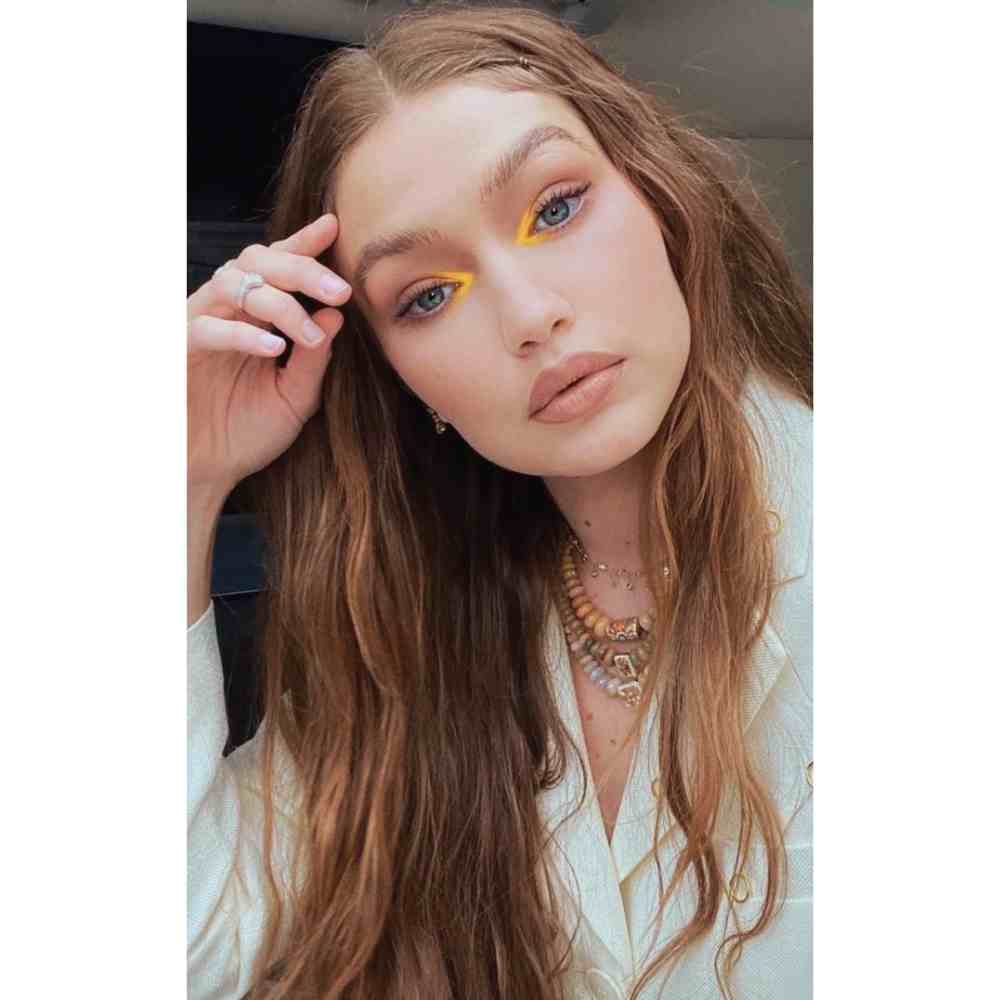 Delineado amarillo minimalsita en el lagrinal del ojo