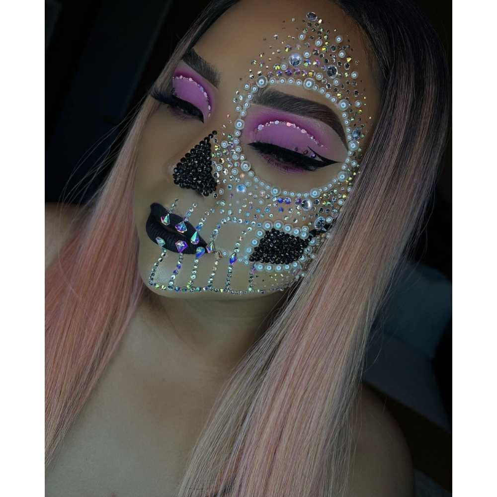 Maquillaje de esqueleto con diamantes de fantasía