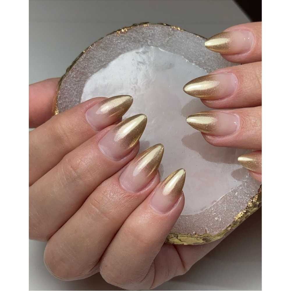 Uñas con efecto degradado en color oro