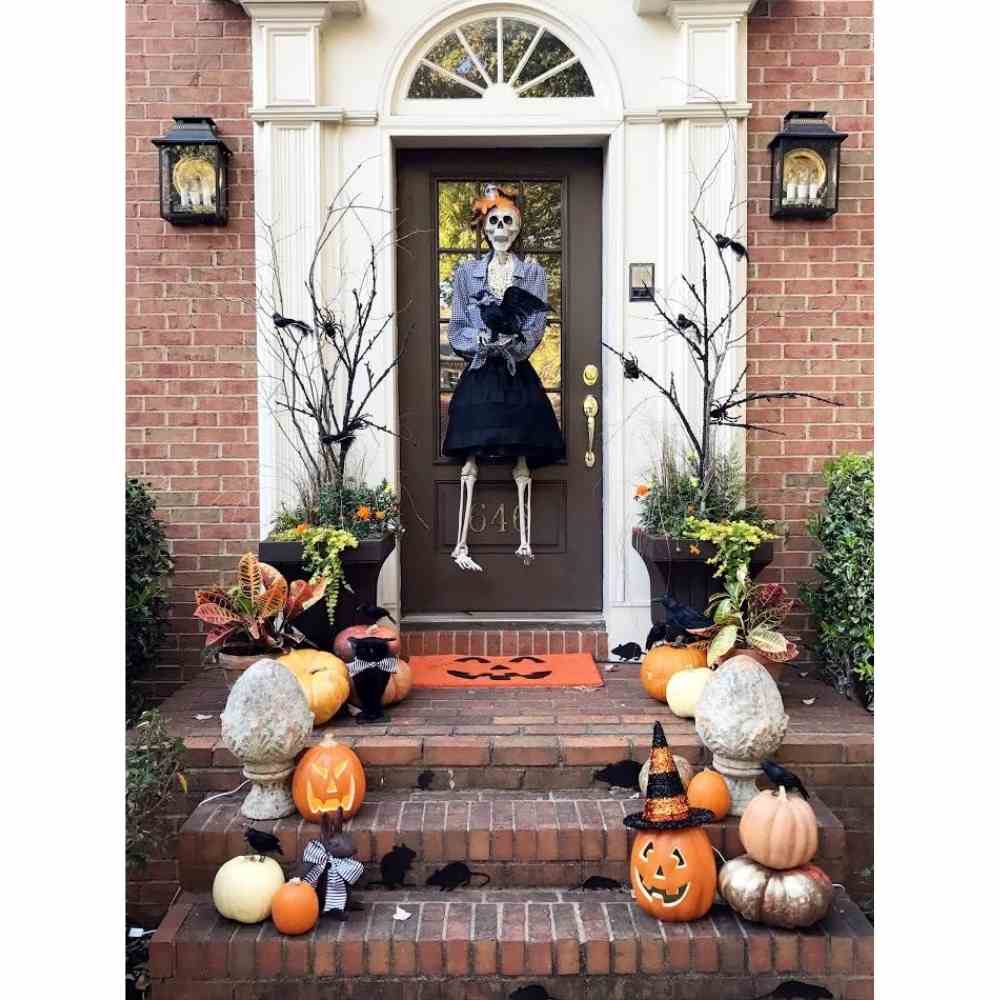 Puerta exterior de casa decorada con un esqueleto