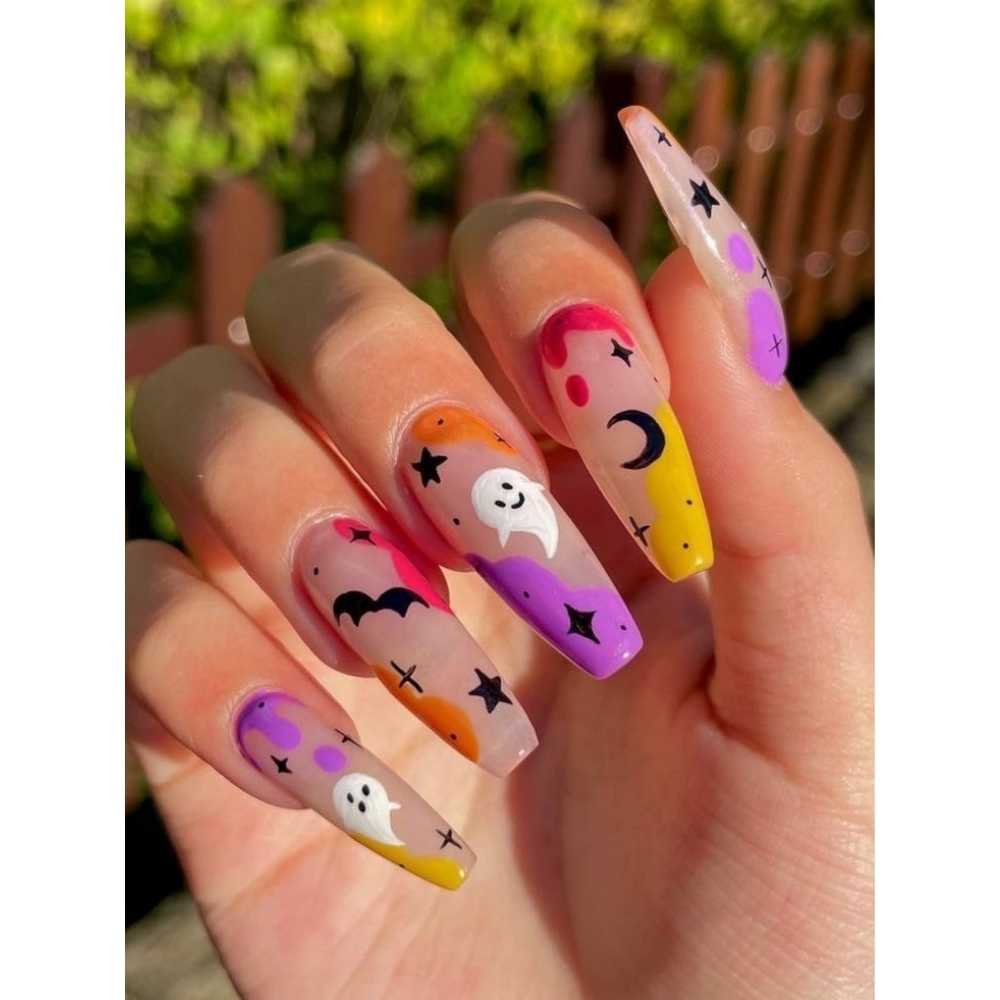 Uñas largas con forma coffin y diseño de fantasmas con elementos de colores naranja, amarillo y morado