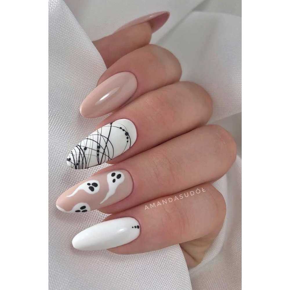 Uñas nude con blanco y figuras de fantasma