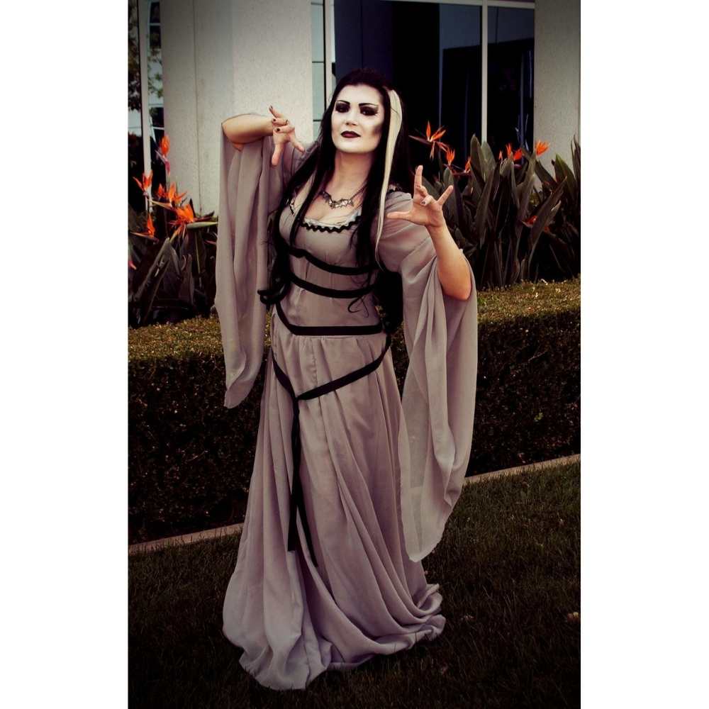 Disfraz de Lily Munster con vestido lila y listón negro