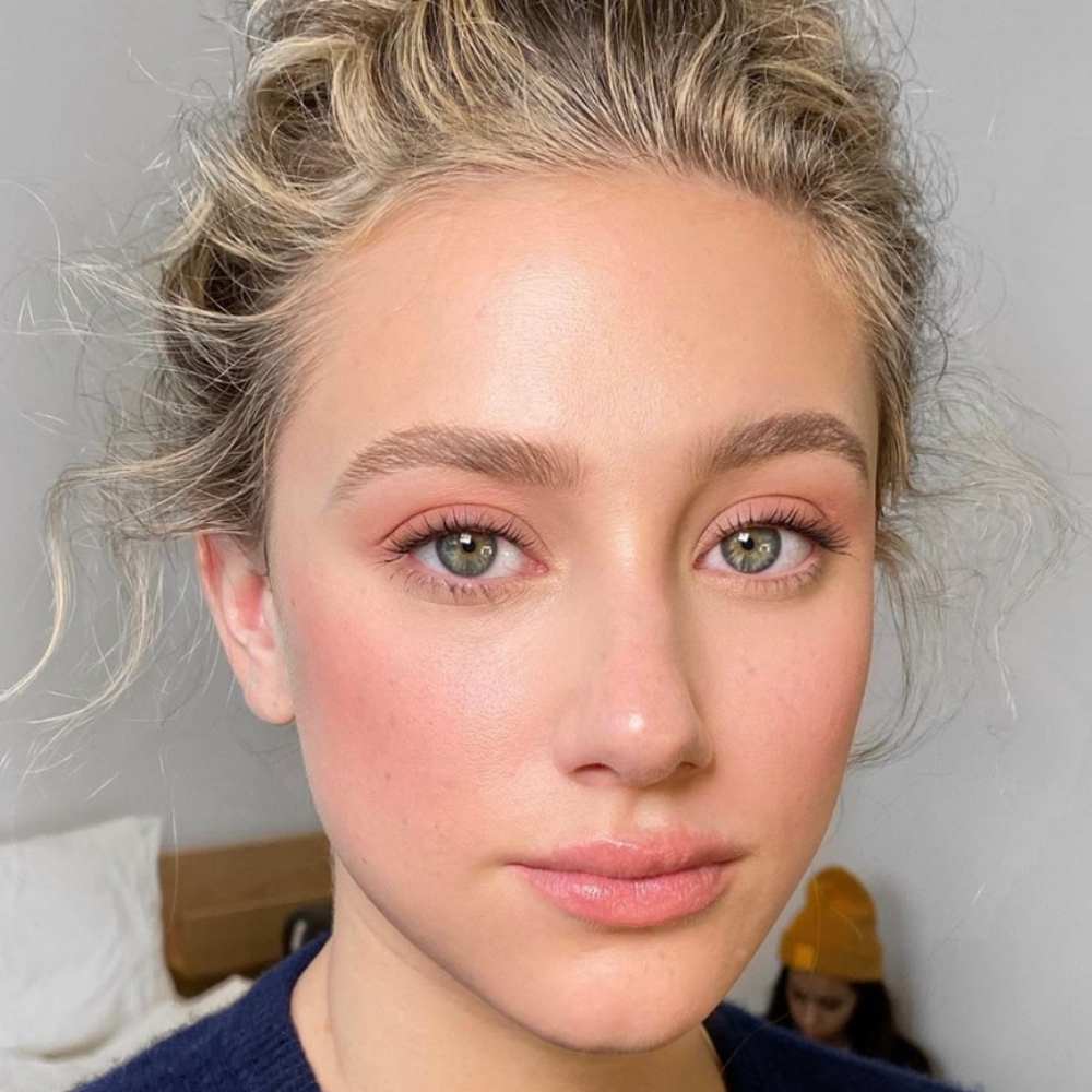 Maquillaje con tonos durazno Sombras y blush color durazno en rostro con look natural