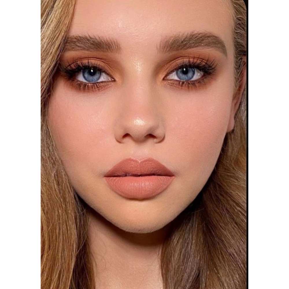 Maquillaje marrón rojizo con nude maquillaje marrón en ojos y labios color nude