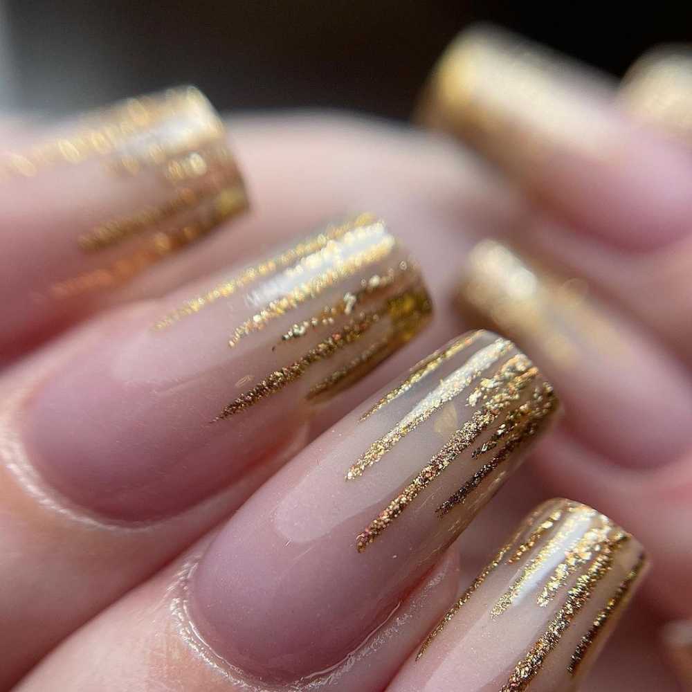 Uñas con diseño melted en gliter dorado