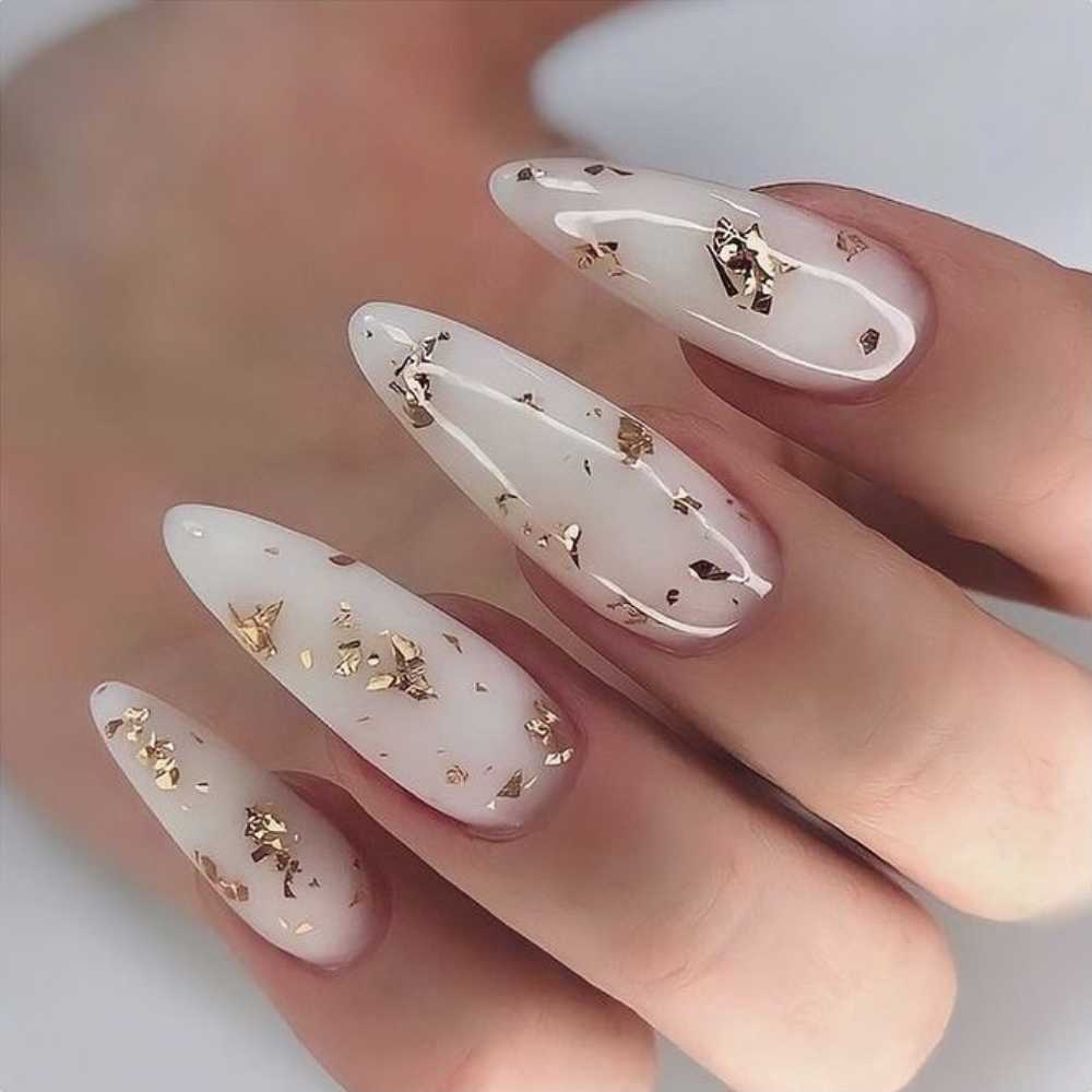 Uñas doradas con milky nails y efecto de hoja de oro