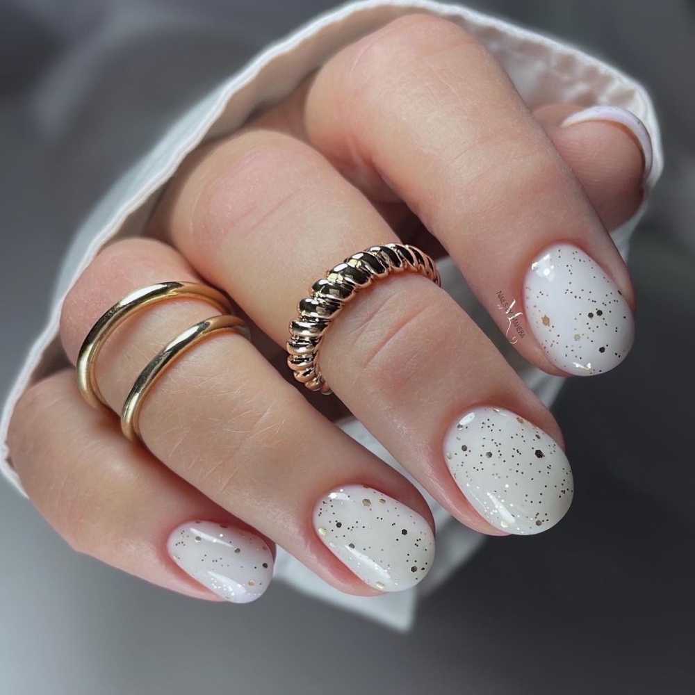 Milky white con glitter grande oro Uñasmilky con dorado en glitter