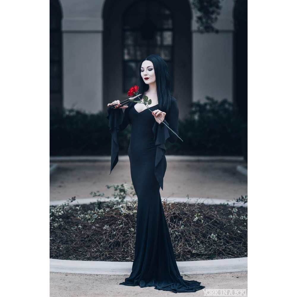 Disfraz de Morticia Addams con vestido largo negro ceñido al cuerpo