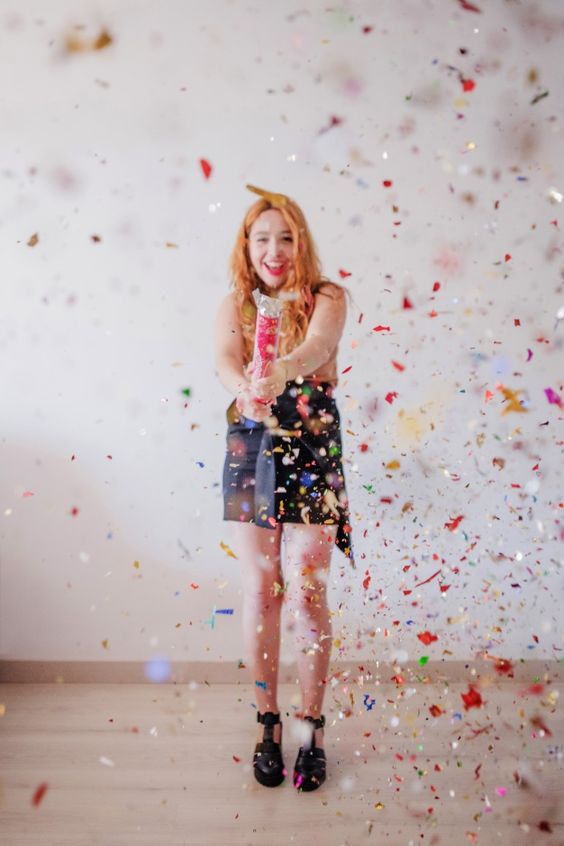 celebra tus triunfos Mujer celebrando sus triunfos