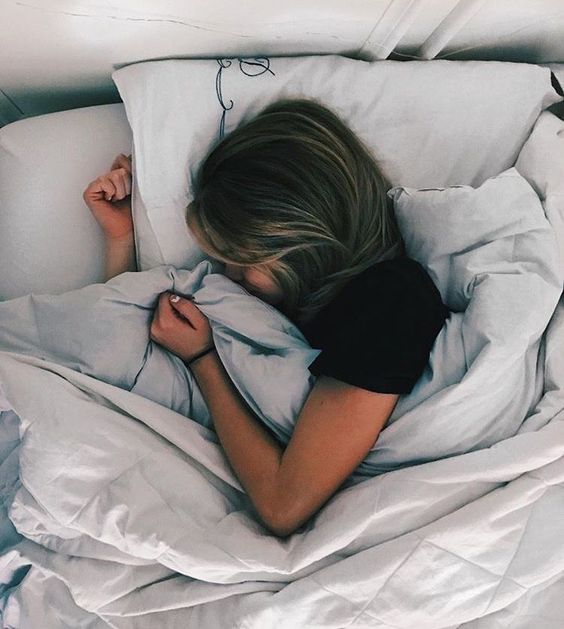 dormir bien hace que tu cerebro este saludable Mujer durmiendo bien