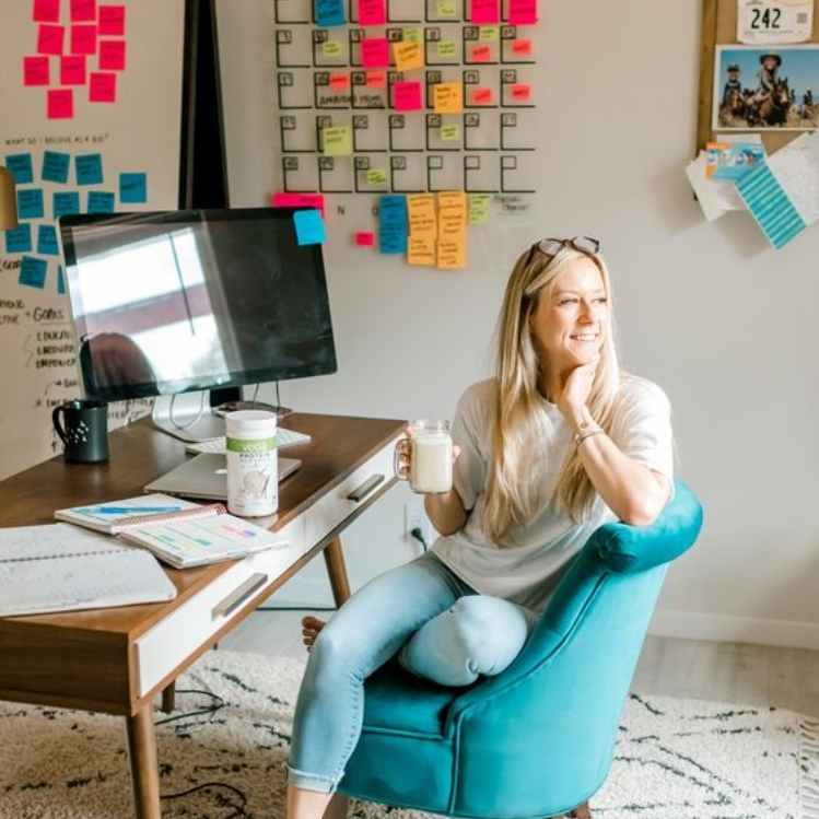 Mujer empoderada cumpliendo metas