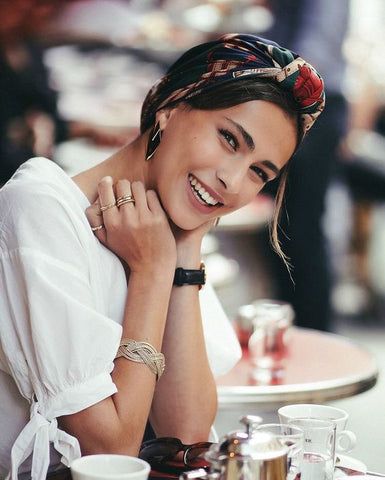 estar feliz te ayuda a los pensamientos positivos mujer feliz con pensamientos positivos