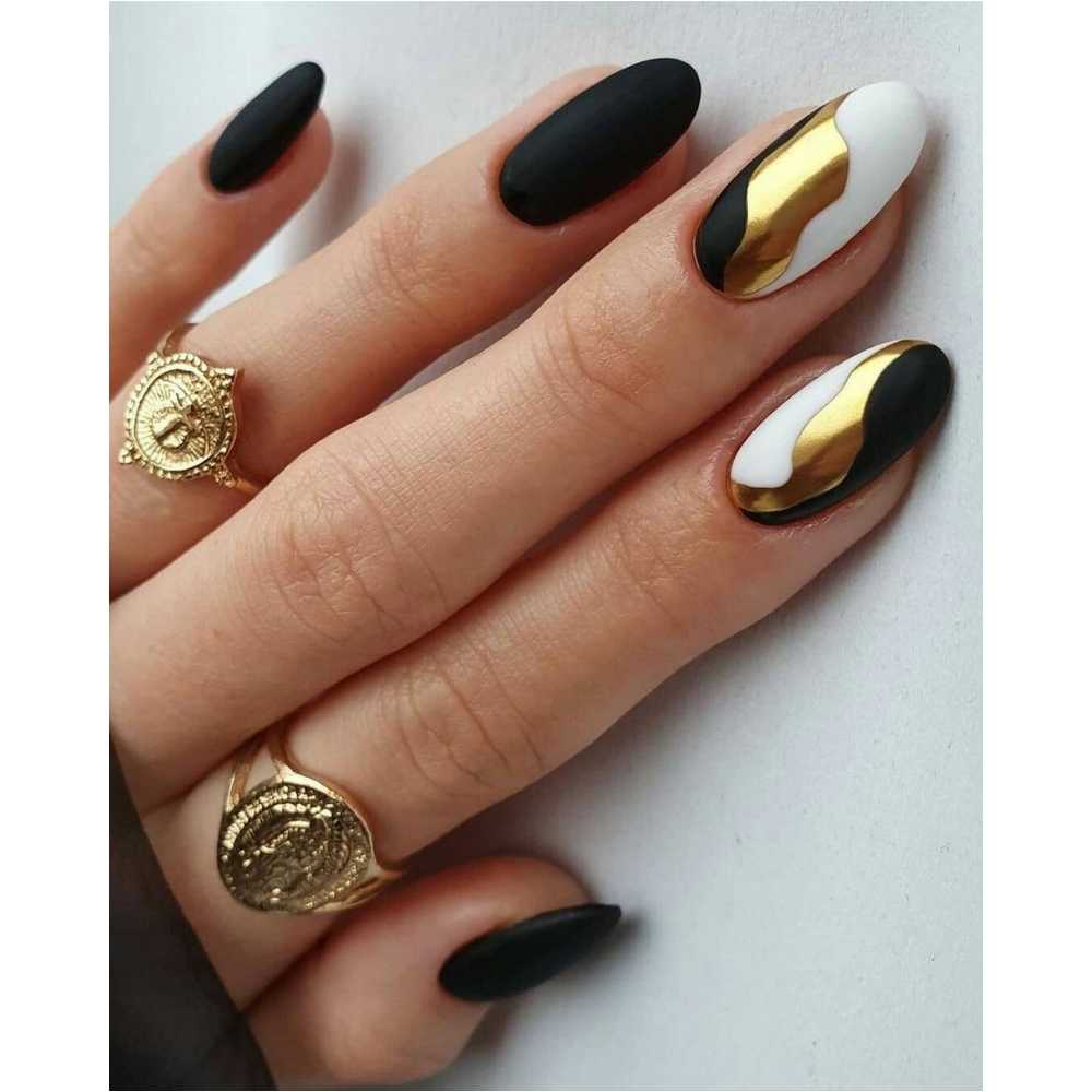 Uñas negras con blanco y dorado en efecto mate