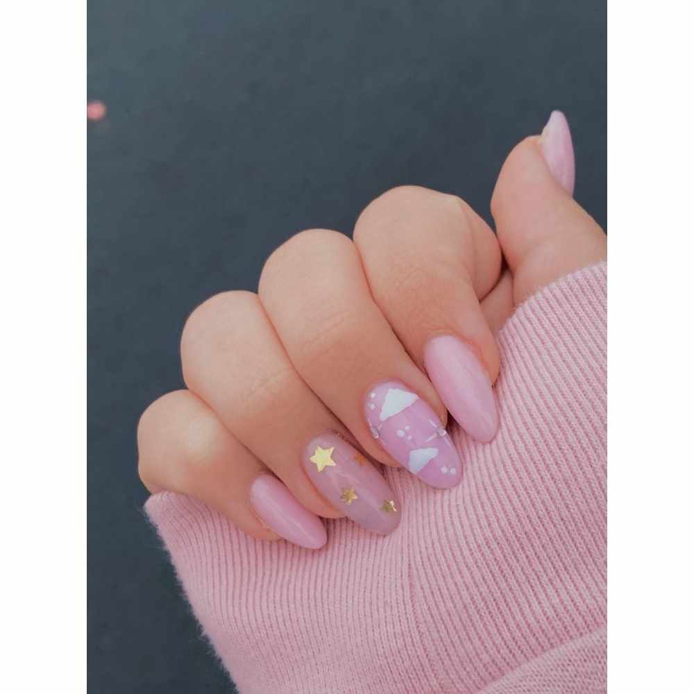 Nubes y estrellas Diseño en tono rosado pastel o bebé con elementos como nubes y estrellas