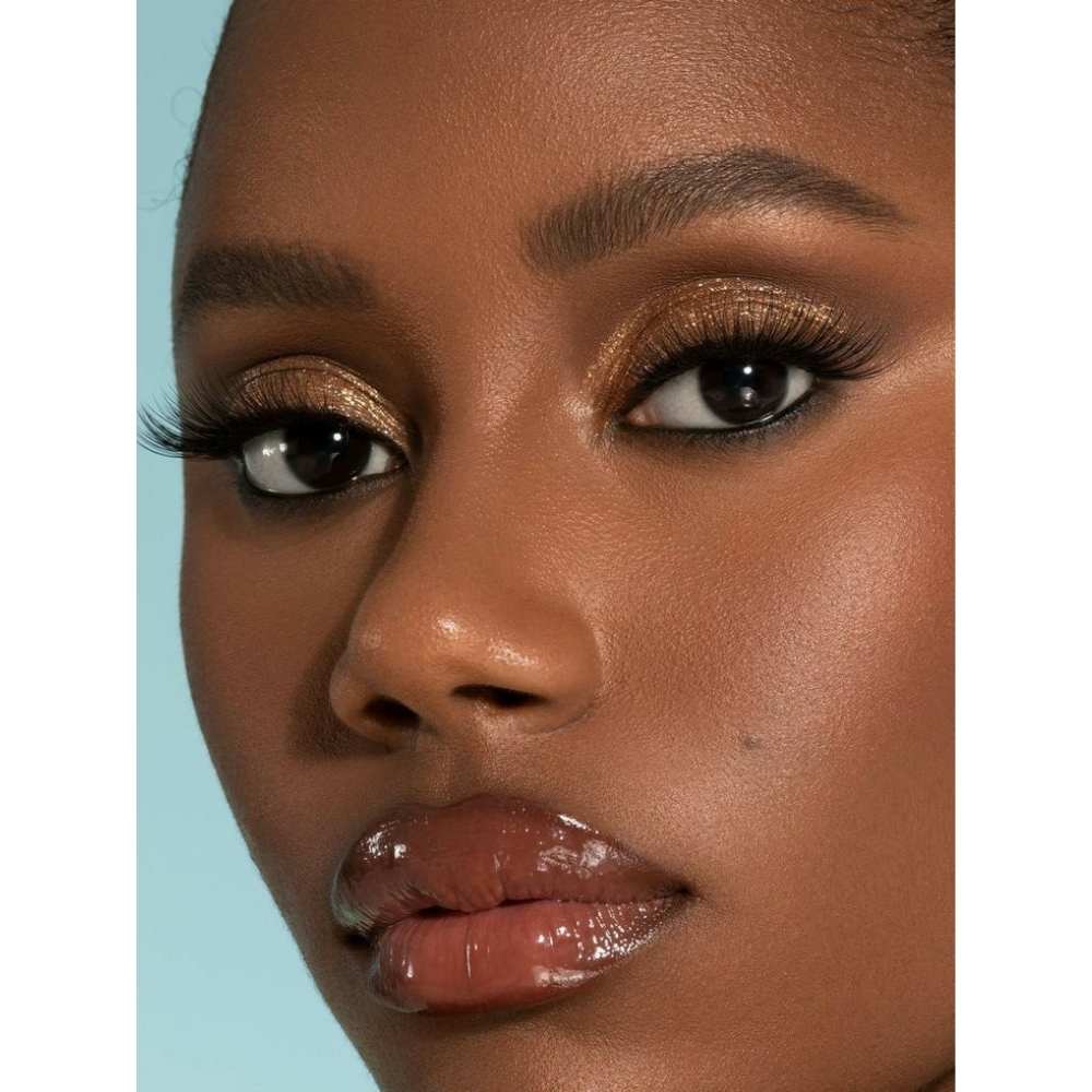 Ojos dorados con delineado negro Ojos con sobra oro y delineado negro