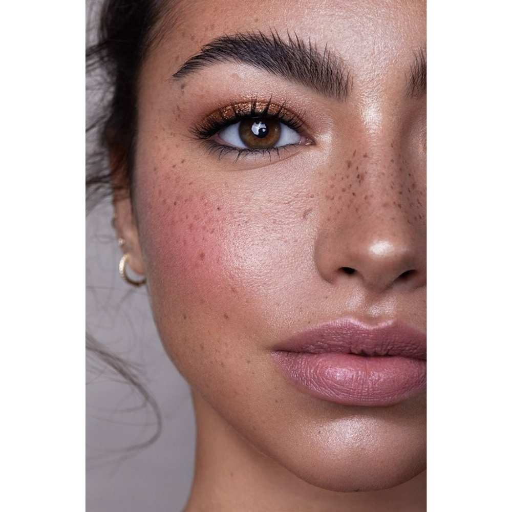 Ojos metálicos con look natural Sombra metálica con subtono rosado
