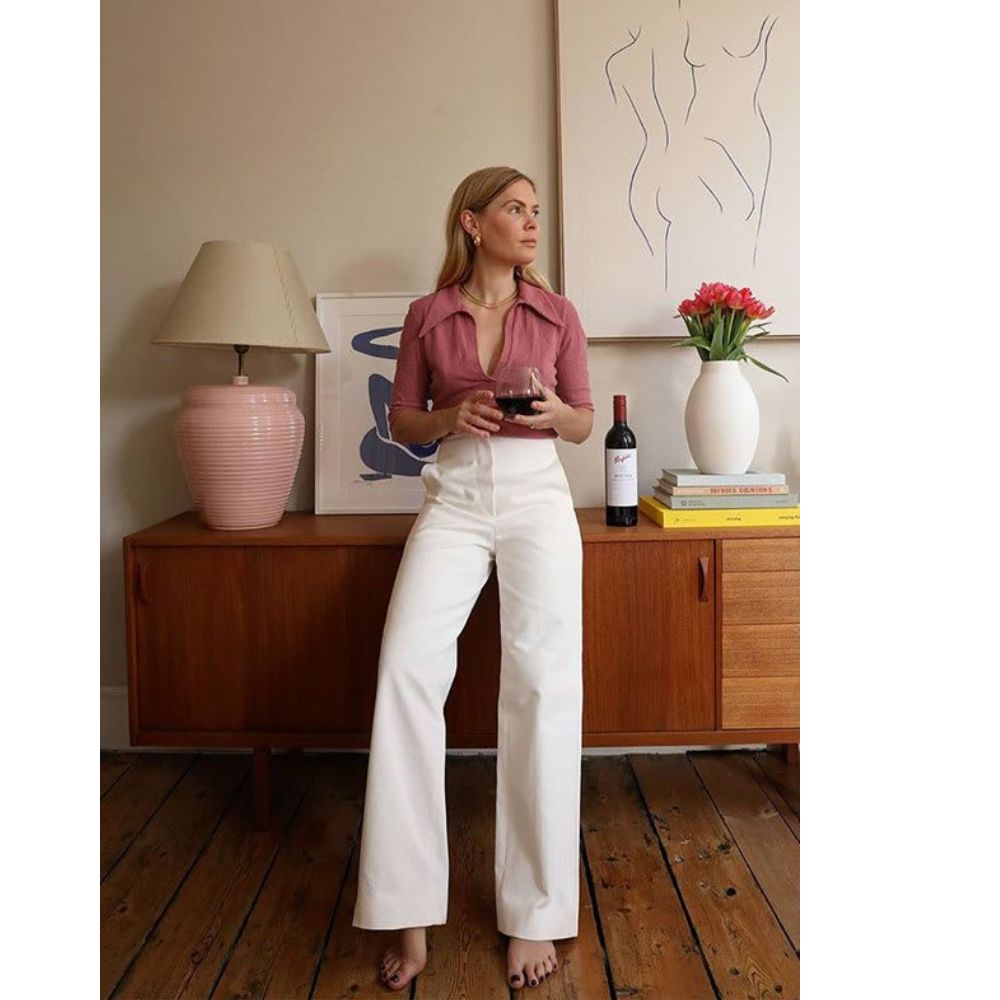 10 outfits con pantalones blancos elegantes para ir a la oficina