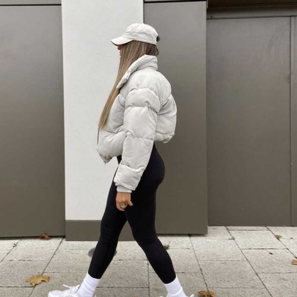 
look con gorra para mujer