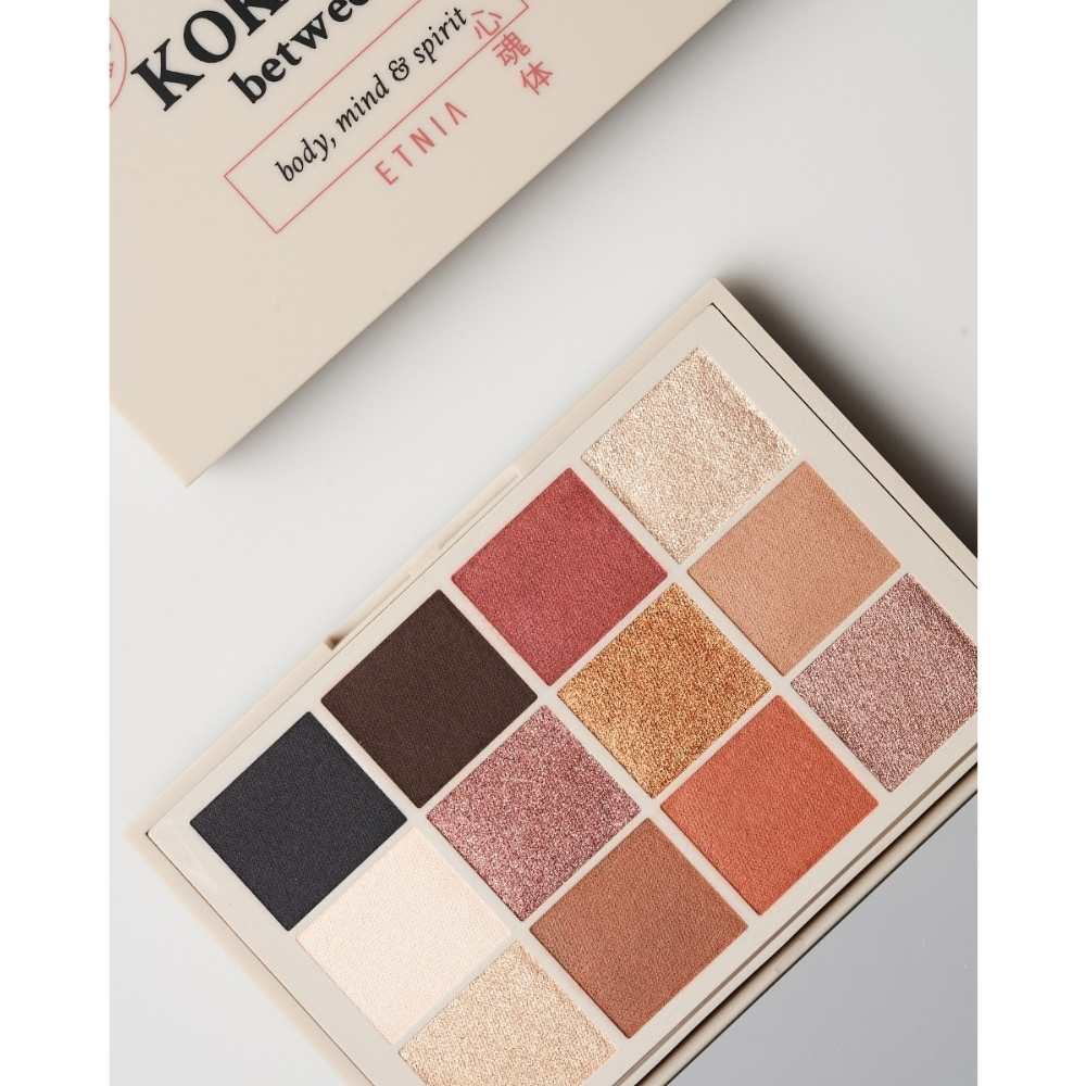 Paleta de sombras de ETNIA paleta de sombras colores beige y durazno de ETNIA