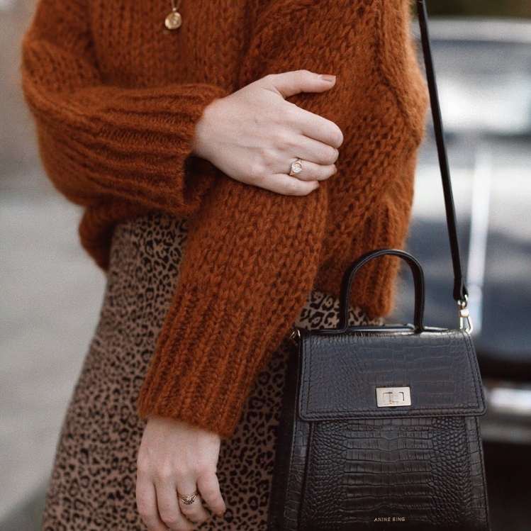 outfit con suéter tejido para el otoño