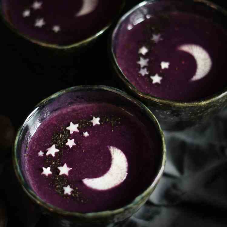 Bebidas y cócteles para Halloween morada con luna y estrellas