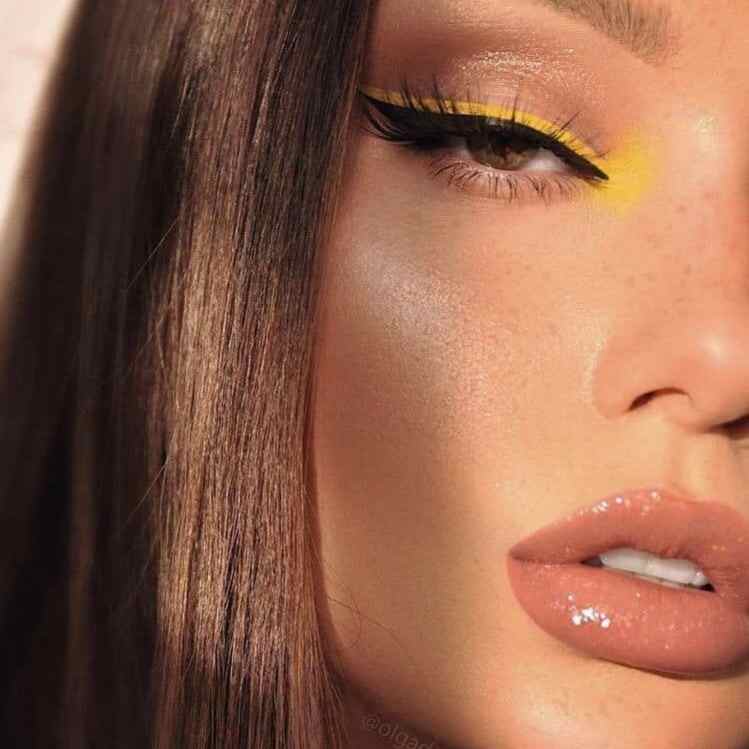 Maquillaje amarillo en delineador y difuminado en sombra en el lagrimal