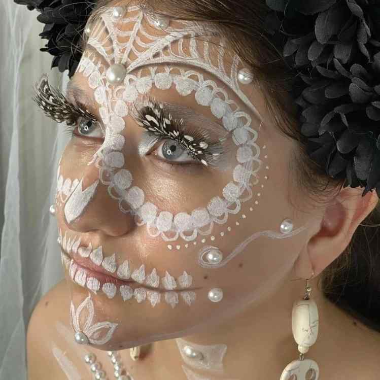 MAquillaje de catrina en color blanco con perlas