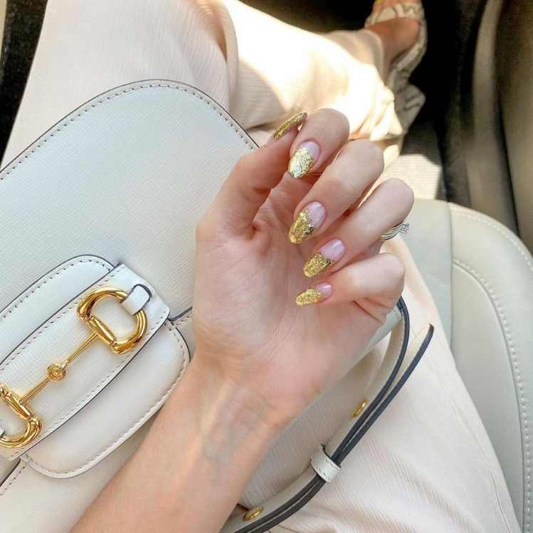 Uñas doradas con outfit blanco