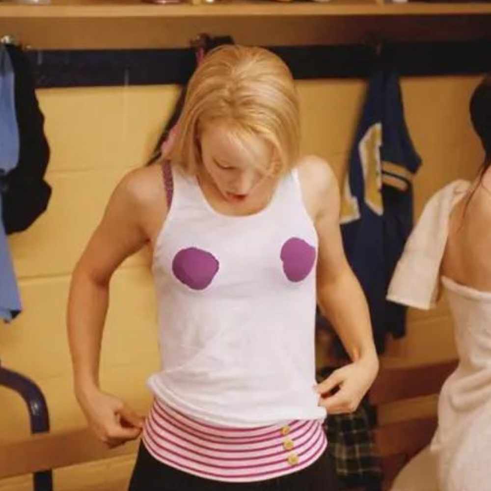 Regina George utilizando su camiseta rota a la altura del pecho mostrando su bra morado