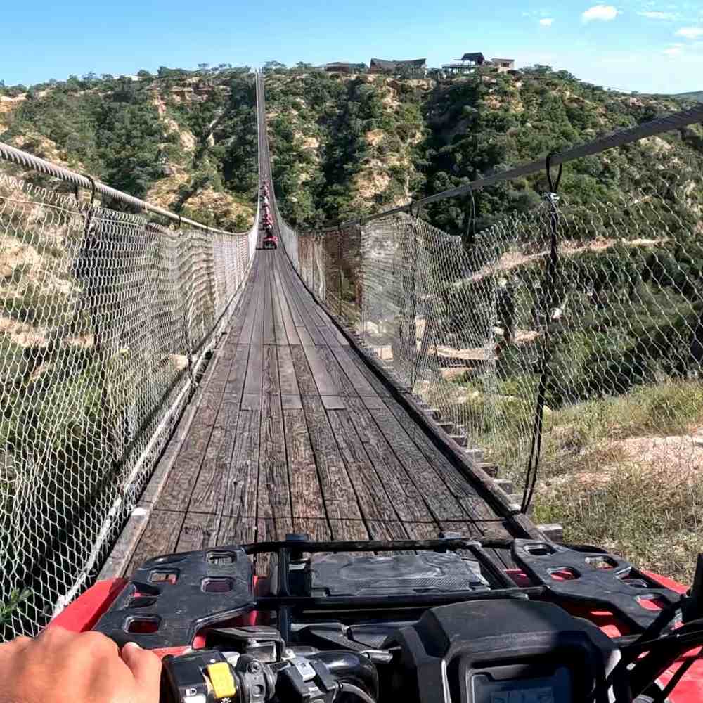Recorrido en cuatrimoto por puente colgante Vista frontal tomada con pechera y GoPro Hero11 del puente colgante