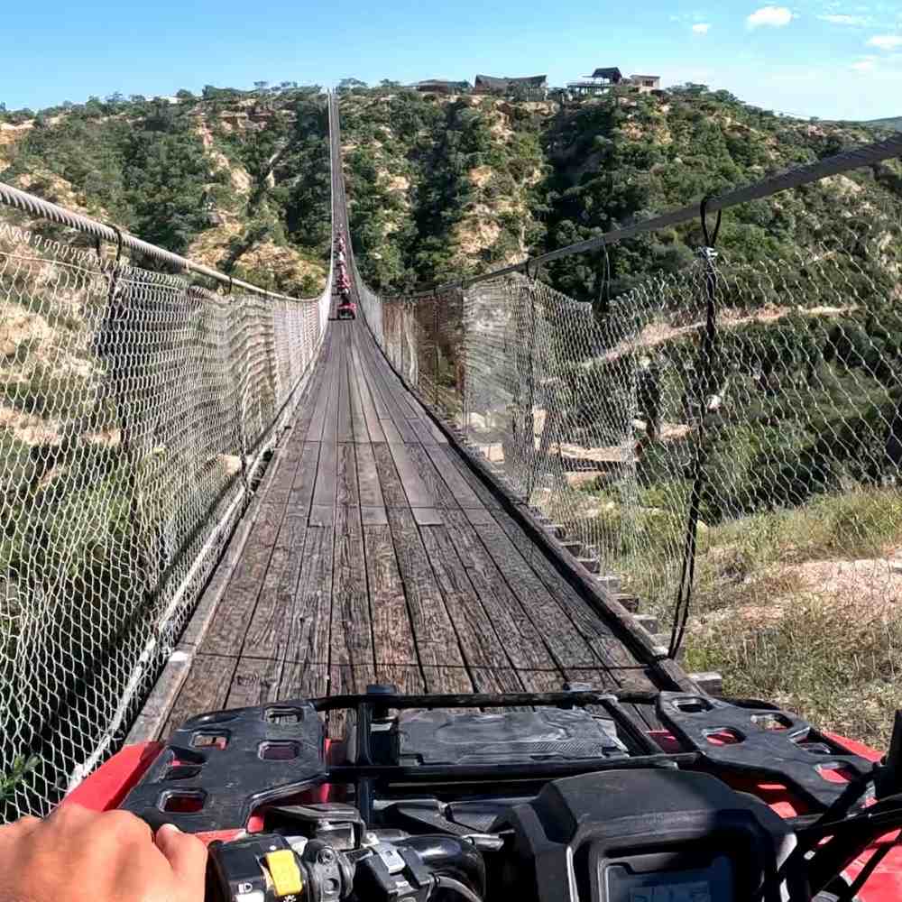 Vista frontal tomada con pechera y GoPro Hero11 del puente colgante