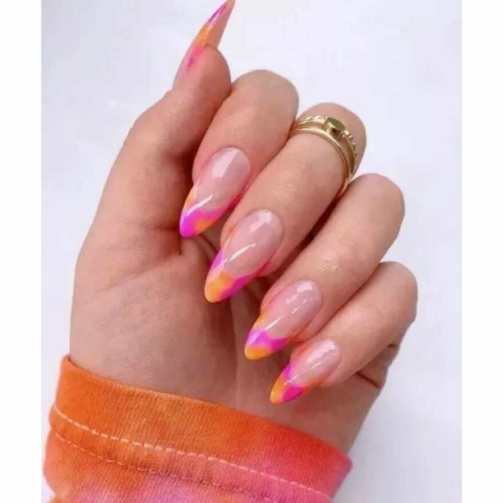 Uñas retro psicodélicas en rosa y naranja