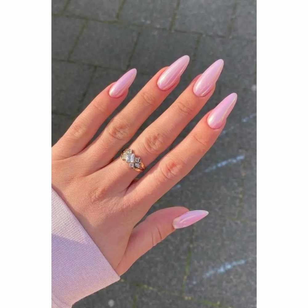 Rosa cromo aperlado Almond nails con efecto cromo en color rosa aperlado