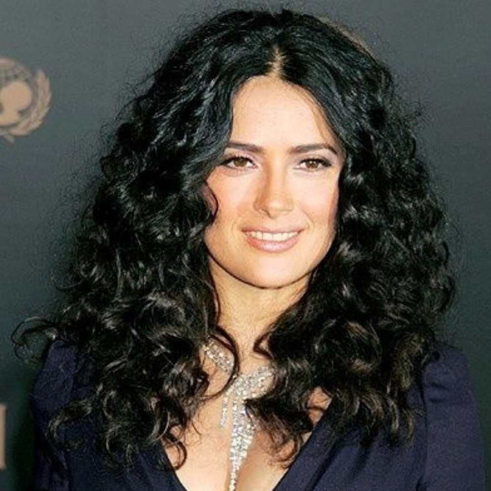 5 formas de llevar el corte midi rizado al estilo de Salma Hayek 0